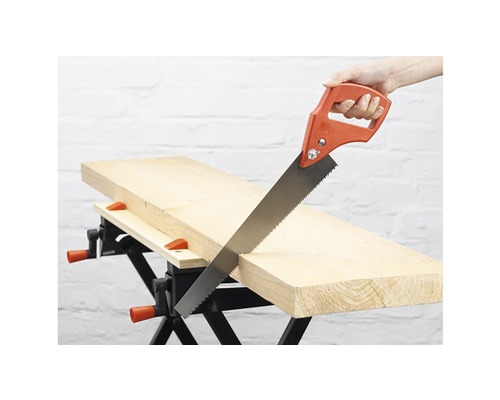 Handsäge beim Sägen eines Holzstücks auf einer Werkbank