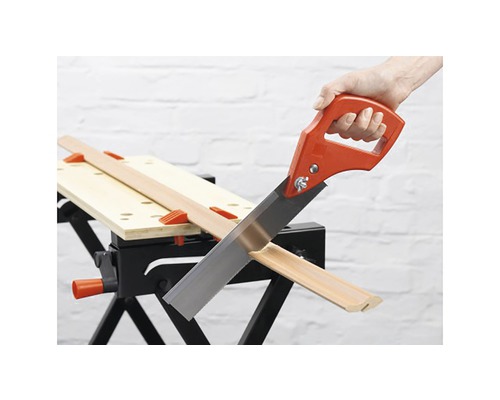 Handsäge schneidet Holzleiste auf einer Werkbank