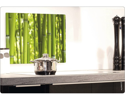 Küchenrückwand mit Bambusmotiv über einem Kochtopf auf einem Herd