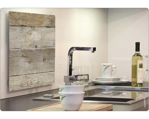 Küchenszene mit Heizkörper in Holzoptik, Spüle und Geschirr