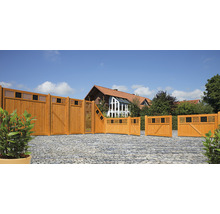 Divers éléments de clôture en bois et portails de jardin sur une surface pavée devant une maison.