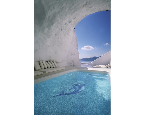 Schwimmbad in einer Höhle mit Meerblick und Sitzgelegenheiten