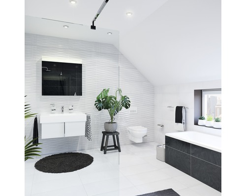 Salle de bain moderne avec lavabo, miroir, toilettes et baignoire.