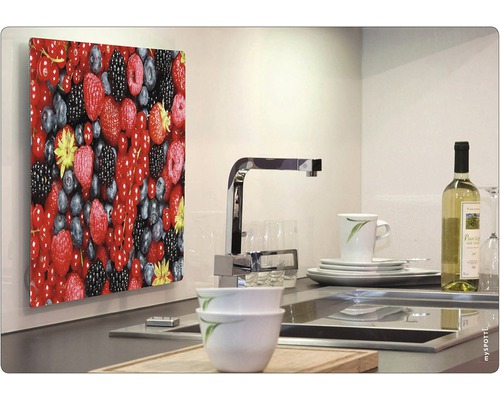 Küchenrückwand mit Beerenmuster in moderner Küche