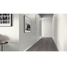 Couloir lumineux avec sol stratifié, murs et portes blancs et photos encadrées