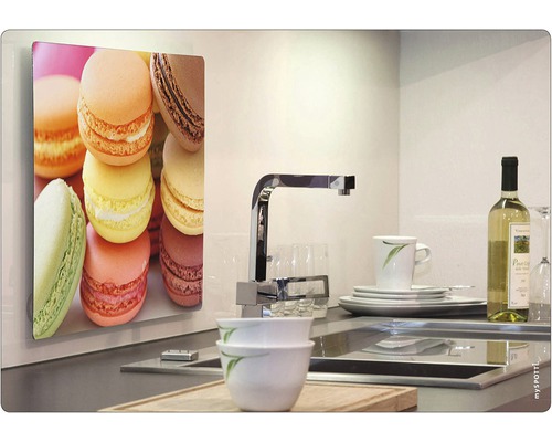 Küchenszene mit Wandpaneel mit Macarons-Motiv, Spüle, Armatur und Geschirr