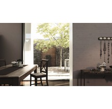 Salle à manger avec table, chaises et vue sur le jardin