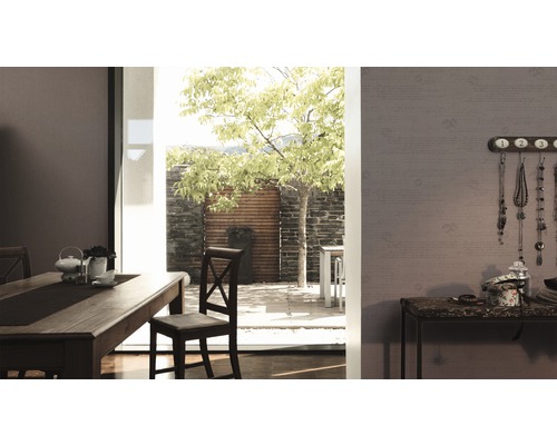 Esszimmer mit Tisch, Stühlen und Blick auf den Garten