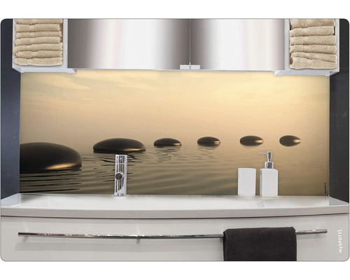 Badezimmer Waschbecken mit Steindekor Rückwand, Seifenspender und Handtüchern