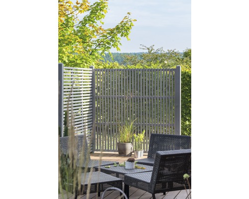Terrasse mit Sichtschutzzaun, Tisch und Stühlen im Freien