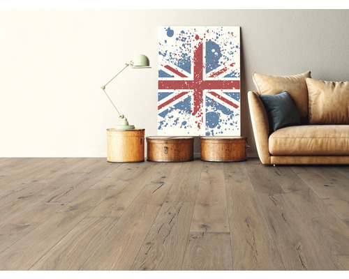 Heller Wohnraum mit Holzboden, Sofa und dekorativer Wandkunst.