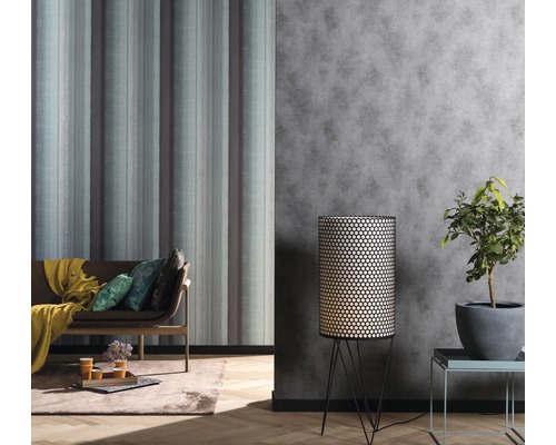 Salon avec canapé, lampadaire et papier peint à motifs