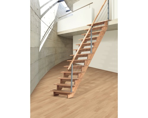 Escalier en bois avec rampe dans un espace au design moderne.