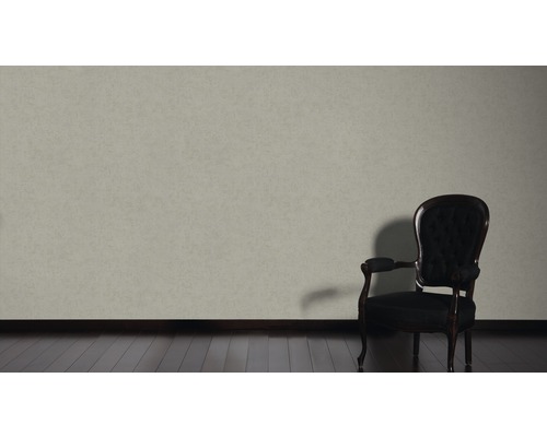 Helle Wand mit dunklem Stuhl im Raum