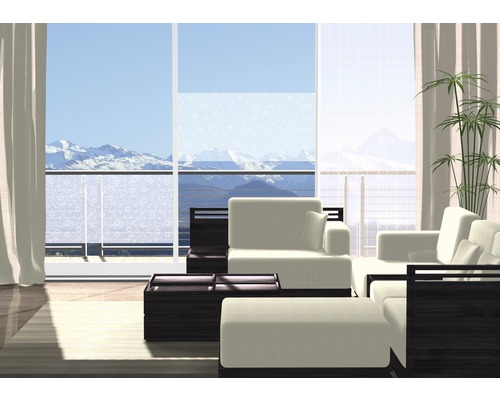 Espace de vie lumineux avec film décoratif sur la fenêtre, canapé, fauteuil et table