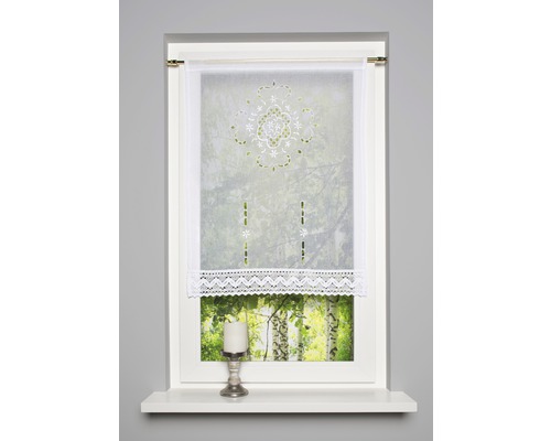 Fenster mit weißem, transparentem Scheibenhänger mit floralem Muster und Spitzenbesatz