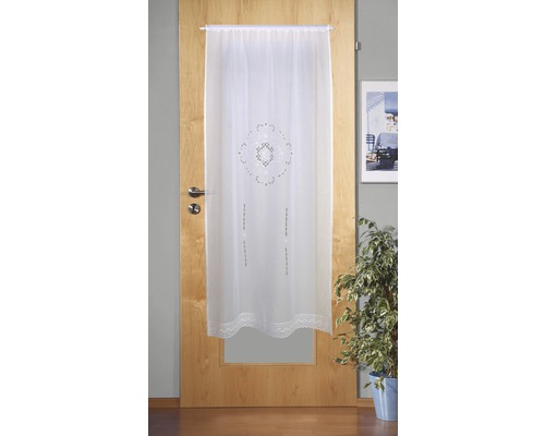 Rideau de porte blanc avec motif et dentelle devant une porte en bois