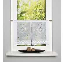 Rideaux à la fenêtre avec rebord de fenêtre décoratif