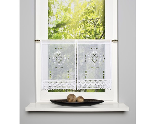 Rideaux à la fenêtre avec rebord de fenêtre décoratif