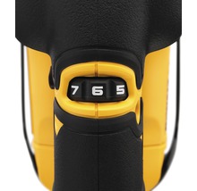 Nahaufnahme einer Nagelpistole mit einstellbarer Tiefeneinstellung zwischen 5 und 7.