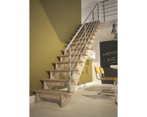 Escalier en bois avec rampe en métal dans une pièce lumineuse