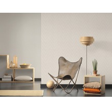 Helles Zimmer mit Sessel, Lampe, Wandtapete mit Zickzackmuster und Holzregalen