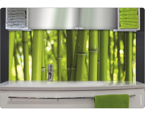 Badezimmerwaschtisch mit Bambusmotiv an der Wand