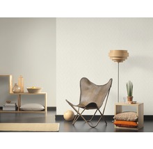 Salon avec fauteuil, lampadaire et étagères devant un mur avec du papier peint