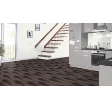 Modernes Interieur mit dunklem Laminatboden, Treppe mit Holzstufen und grauer Küchenzeile.