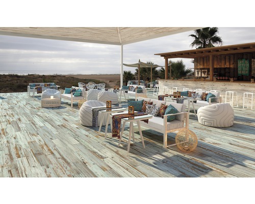 Aussenbereich mit Lounge-Möbeln, Holzboden und Meerblick