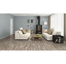 Wohnzimmer mit Sofa, Kamin, Holzboden und Holztisch