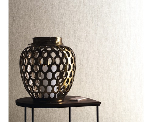 Lanterne décorative en métal avec découpes rondes sur une table d''appoint