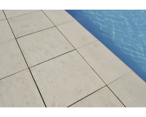 Schwimmbad mit Steinplatten