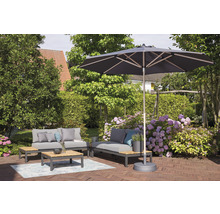 Salon de jardin sous un parasol sur une terrasse en brique