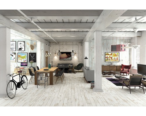 Heller Wohnraum mit Holzboden, Esstisch, Arbeitsbereich und verschiedenen Sitzgelegenheiten