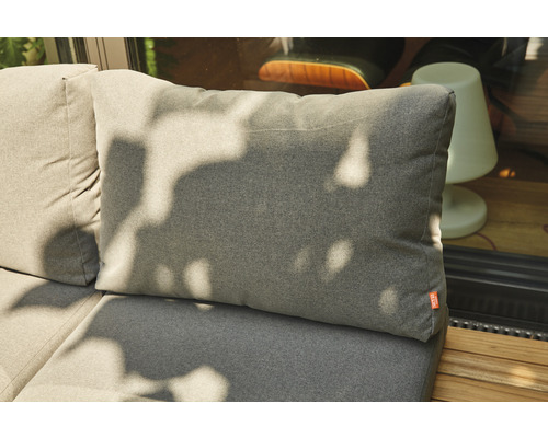 Coussin de canapé gris sur un canapé de jardin