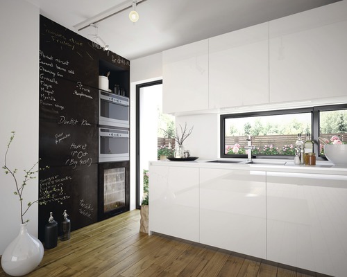 Moderne Küche mit weißen Schränken, Tafelwand und Holzboden