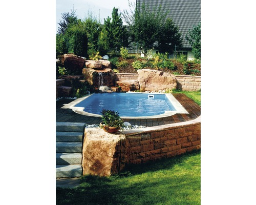 Schwimmbad mit Steindekoration, Wasserfall und Holzterrasse im Garten