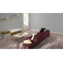 Wohnzimmer mit Sofa, Couchtisch und Kommode