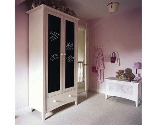 Kinderzimmer mit Kleiderschrank, beschreibbarer Oberfläche und Zeichnungen