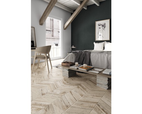 Helles Schlafzimmer mit Dachschräge, Holzbalken und Fischgrätparkett