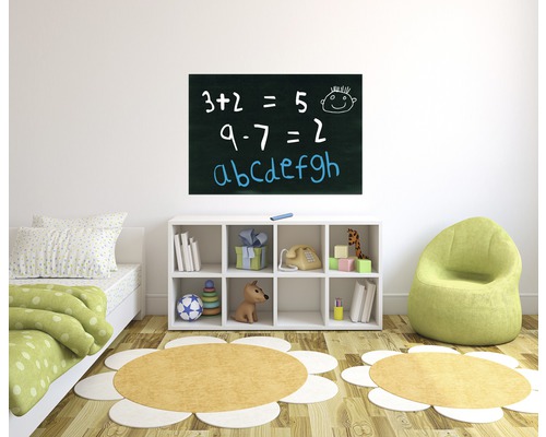 Kinderzimmer mit Tafel, Regal und Sitzsack