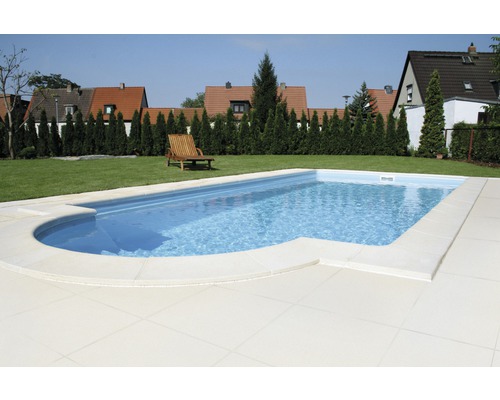 Piscine avec margelles dans le jardin