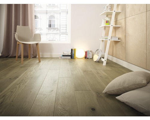 Raumansicht mit Holzboden, Stuhl, Fenster und Dekoration