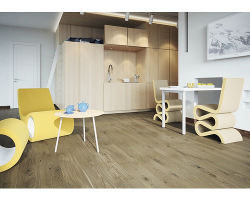 Innenraum mit Holzboden, gelbem Sessel, Tisch und Stühlen