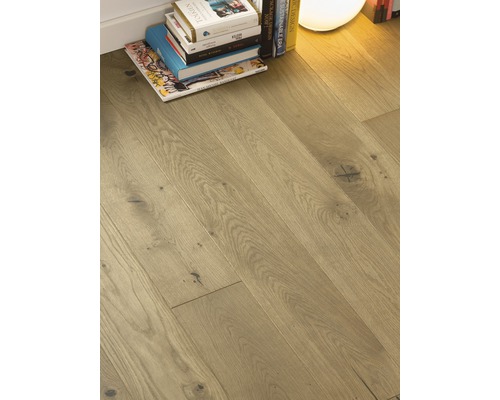 Verlegung von Holzboden neben einem Bücherstapel