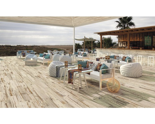 Aussenbereich mit Terrassendielen, Lounge-Mobiliar und Bar