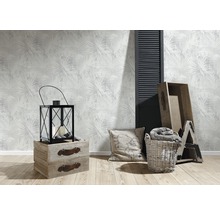 Dekoratives Interieur mit einer Tapete mit Palmenmuster, einer Laterne und Holzelementen für eine stimmungsvolle Raumgestaltung.