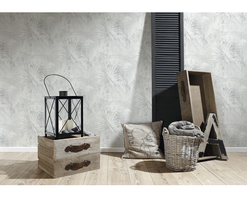 Dekoratives Interieur mit einer Tapete mit Palmenmuster, einer Laterne und Holzelementen für eine stimmungsvolle Raumgestaltung.