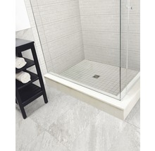 Salle de bains avec douche, murs carrelés et étagère avec serviettes